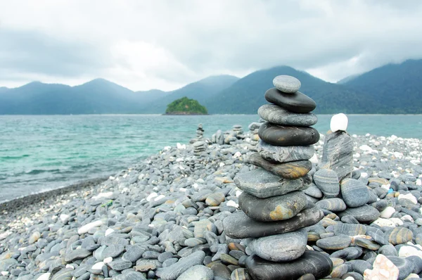 Stenen gestapeld op Hin Ngam eiland, Tarutao Nationaal Park, Thailand Rechtenvrije Stockfoto's