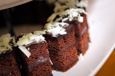 Beyaz çikolata parçaları ile çikolatalı kek