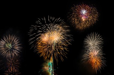 # Gökyüzünü ışık havai fişek