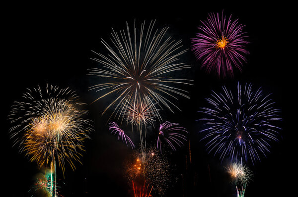 Фейерверки освещают небо
