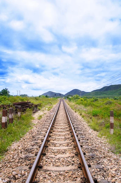 Ferrocarril en la estación nublada - Stock Image —  Fotos de Stock