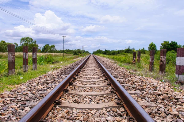 Ferrocarril en la estación nublada —  Fotos de Stock