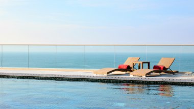 Güneşlenme yatakları bir Yüzme Havuzu dinlenmek