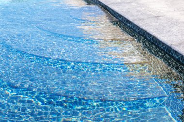 Yüzme havuzunda Dairesel merdivenler