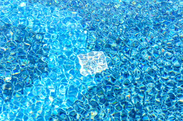 Modèle ondulé dans une piscine bleue — Photo