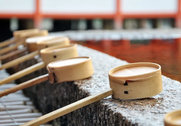 Tasses à tremper au sanctuaire Itsukushima (île de Miyajima), Japon — Photo