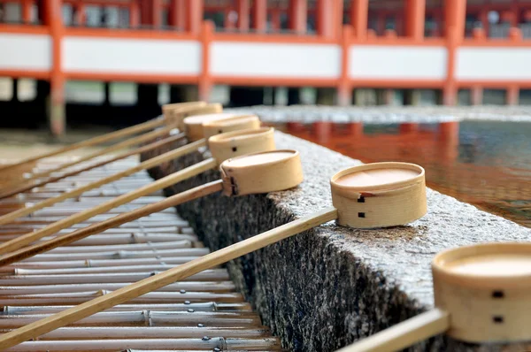 Tasses à tremper au sanctuaire Itsukushima (île de Miyajima), Japon — Photo