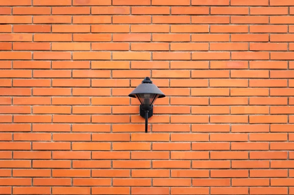 Pared de ladrillo con una lámpara de espacio libre para el texto —  Fotos de Stock