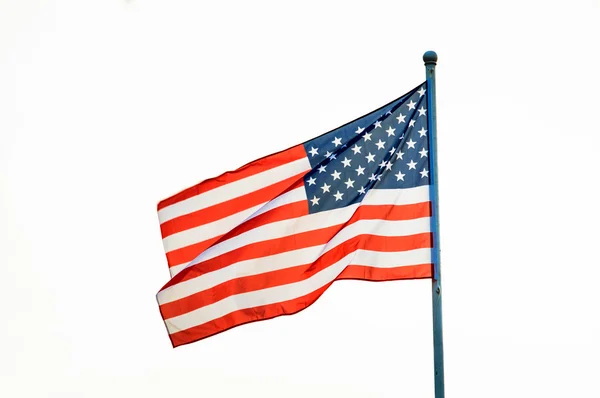 Bandeira americana acenando no mastro, fundo branco isolado — Fotografia de Stock