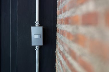 Anahtarı denetim çubuğundaki arka duvarına fabrika.