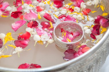 Yasemin ve güllerle corolla Tayland Songkran Festivali için kase ile su.