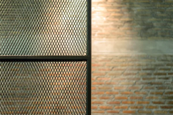 Metal kapı görmek tuğla duvar arka plan — Stok fotoğraf