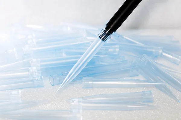 Pipette mit mehr blauer Spitze — Stockfoto