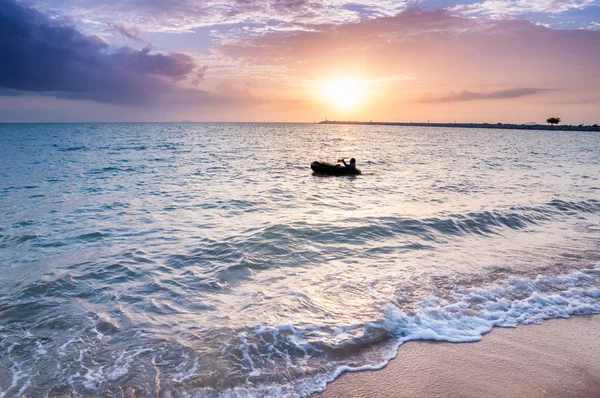 Silhouettes of Activity on the beach during sunset — Stock Photo, Image