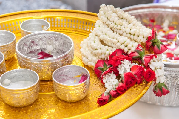 Tay garland çiçek ve su kase altın tepsi içinde gül ve Yasemin corolla ile