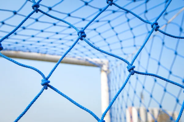 Blauwe net voetbal doel. — Stockfoto