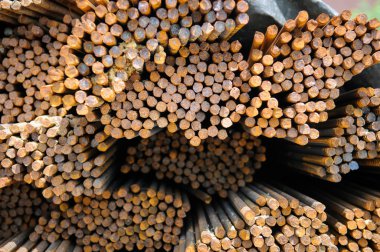 Bir şantiye yığılmış çelik inşaat demiri