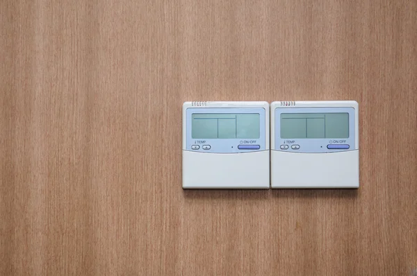 Digitale thermostaat op houten muur — Stockfoto