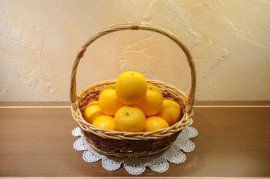 Sepeti ahşap masa üzerinde turuncu modeli