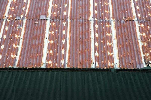 Uppifrån taket rostiga galvaniserad järnplåt — Stockfoto