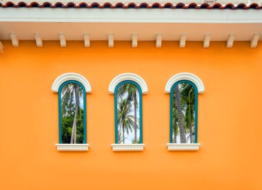 Turuncu duvardaki yuvarlak kemer pencere