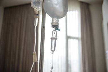 IV tuzlu çözüm damla hastanede hasta için yukarıya kapatmak