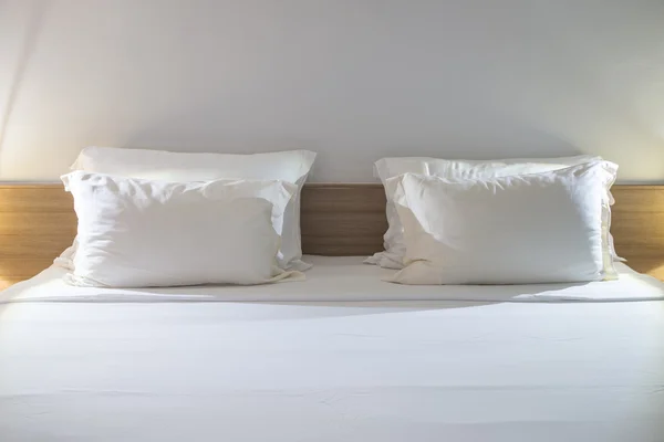 モダンなベッドルームに白い枕 — ストック写真