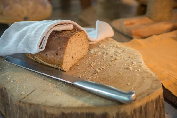 Pão fresco caseiro na mesa de madeira, foco seletivo — Fotografia de Stock