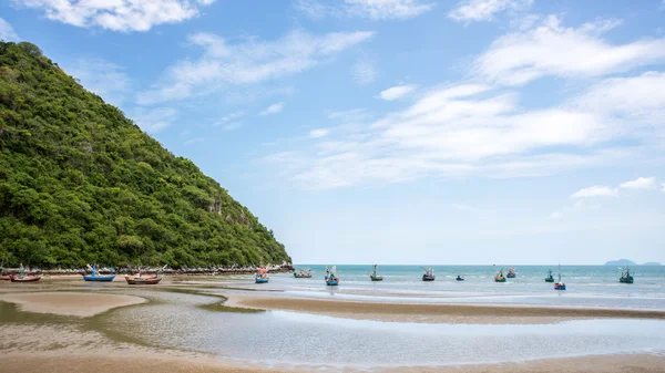 Fisherman long tail boat park na praia — Fotografia de Stock