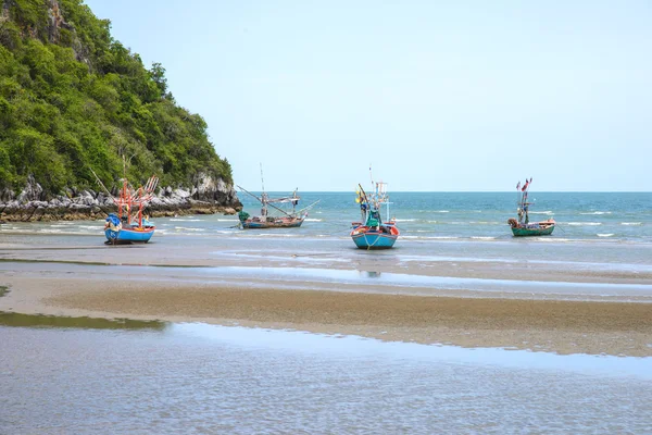 Fisherman long tail boat park at the beach — Stock Photo, Image