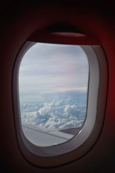 Νεφών και του ουρανού από το παράθυρο αεροπλάνο — Φωτογραφία Αρχείου