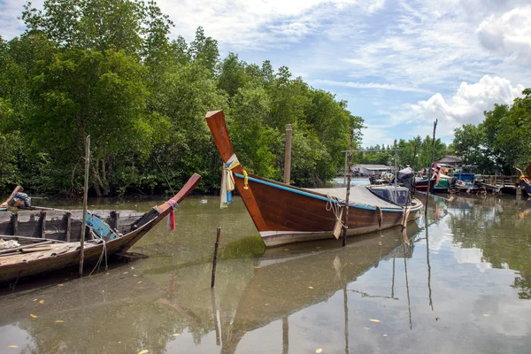 Thai fishing boat in fisherman village — Stock Photo, Image