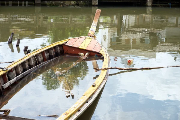 Old abandoned fishing wood boat — Stock Photo, Image