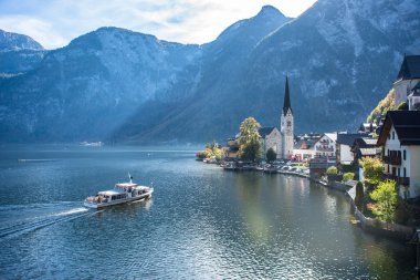 Bulutlu gün, Avusturya Alpleri'nde Hallstatt Köyü