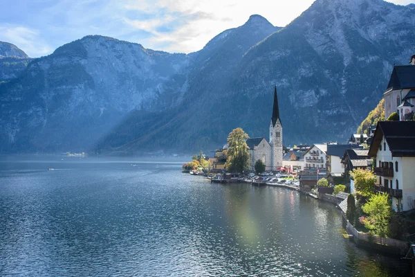 Bulutlu gün, Avusturya Alpleri'nde Hallstatt Köyü