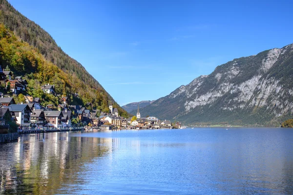 Aldeia de Hallstatt em Alpes em dia nublado, Áustria — Fotografia de Stock