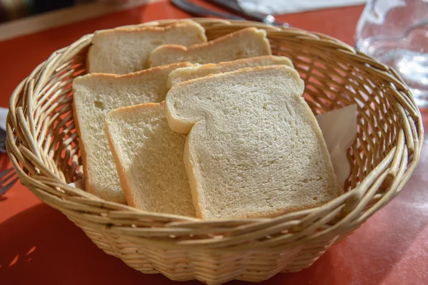 Fatias pão em cesta na mesa — Fotografia de Stock