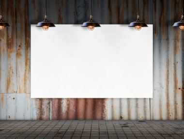 Kirli kiremit odada tavan lambası ile boş çerçeve