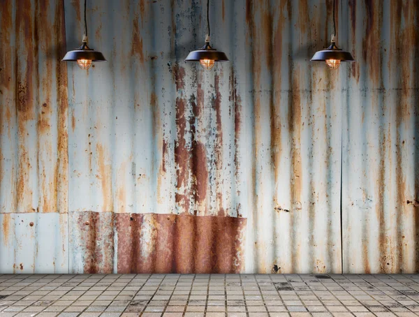 Lámpara en placa de hierro galvanizado oxidado con piso de baldosas —  Fotos de Stock
