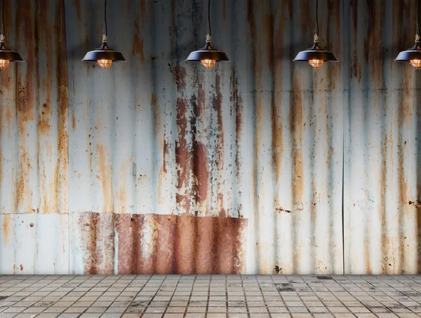 Lampa w Rusted ocynkowane płyty żelaza z posadzek — Zdjęcie stockowe