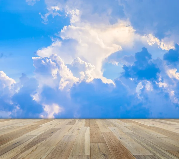 Pavimentación de suelo de madera con nubes y cielo azul —  Fotos de Stock