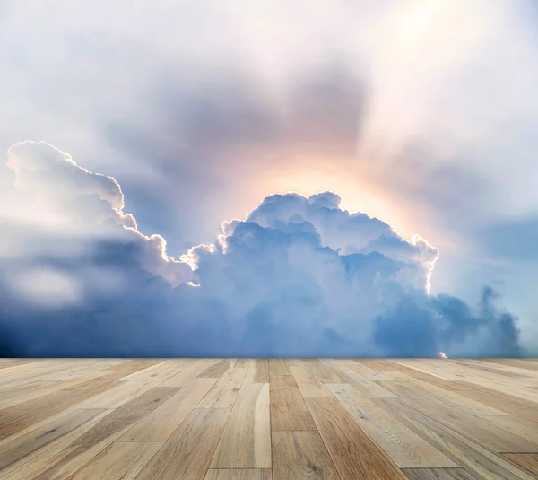 Holzboden mit Wolken und blauem Himmel — Stockfoto