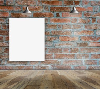 Bilgi iletisi için tuğla duvar ve ahşap katta boş çerçeve