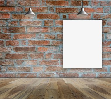 Bilgi iletisi için tuğla duvar ve ahşap katta boş çerçeve