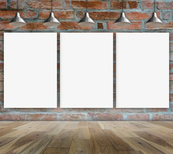 Leeg frame op bakstenen muur en hout verdieping voor informatiebericht — Stockfoto