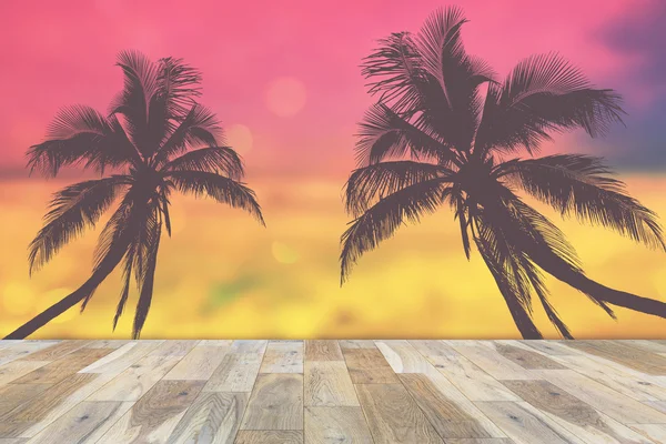 Dřevěná terasa s kokosovými palmami silueta, barva Vintage styl. — Stock fotografie