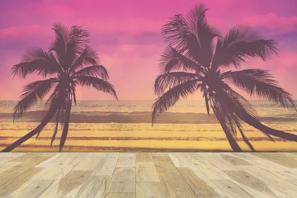 Dřevěná terasa s kokosovými palmami silueta, barva Vintage styl. — Stock fotografie