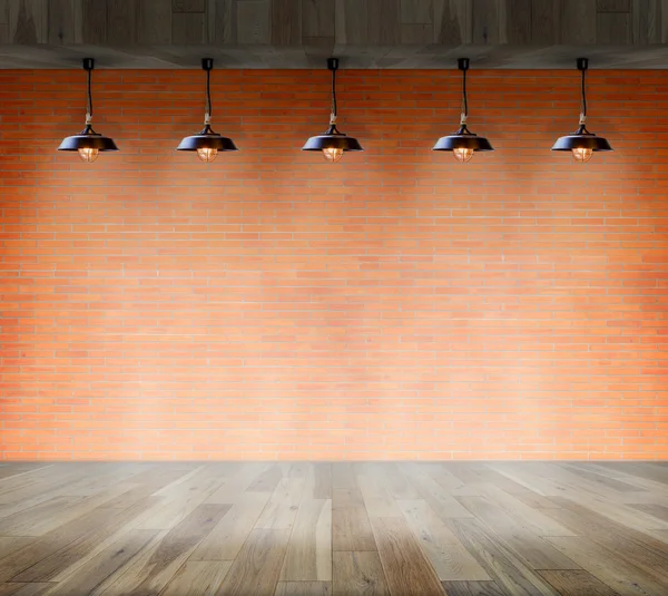 Lámpara en el fondo de la pared de ladrillo con madera molida, plantilla para la exhibición del producto —  Fotos de Stock