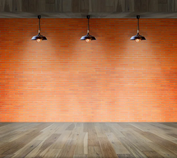 Lámpara en el fondo de la pared de ladrillo con madera molida, plantilla para la exhibición del producto —  Fotos de Stock