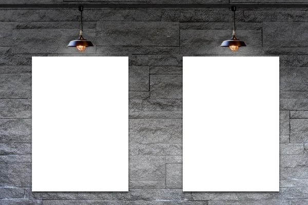 Prázdný rámeček na žulové kamenné dekorativní cihlová zeď s lampou pro informační zprávy — Stock fotografie